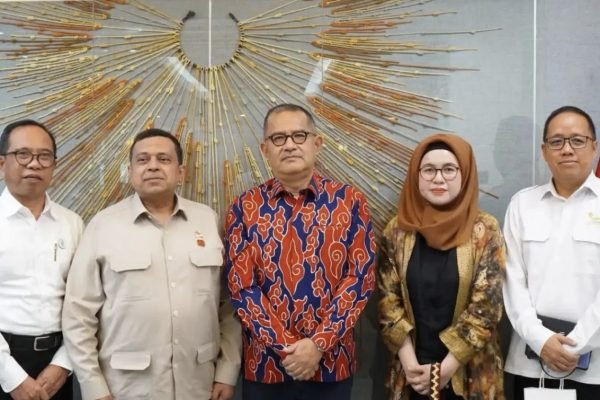 Penandatanganan Memorandum of Understanding (MoU) oleh Kepala Badan Penyelenggara Jaminan Produk Halal (BPJPH) Ahmad Haikal Hasan dan Duta Besar Peru untuk Indonesia Luis Tsuboyama, Senin (25/8). Foto: dok.BPJPH