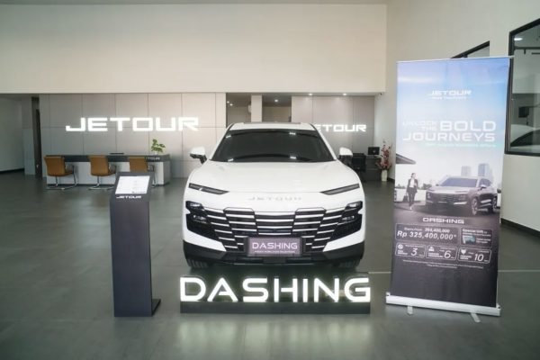 Produk sport utility vehicle (SUV) Jetour Dashing di salah satu jaringan diler Jetour Indonesia. Foto: ANTARA/HO-Jetour