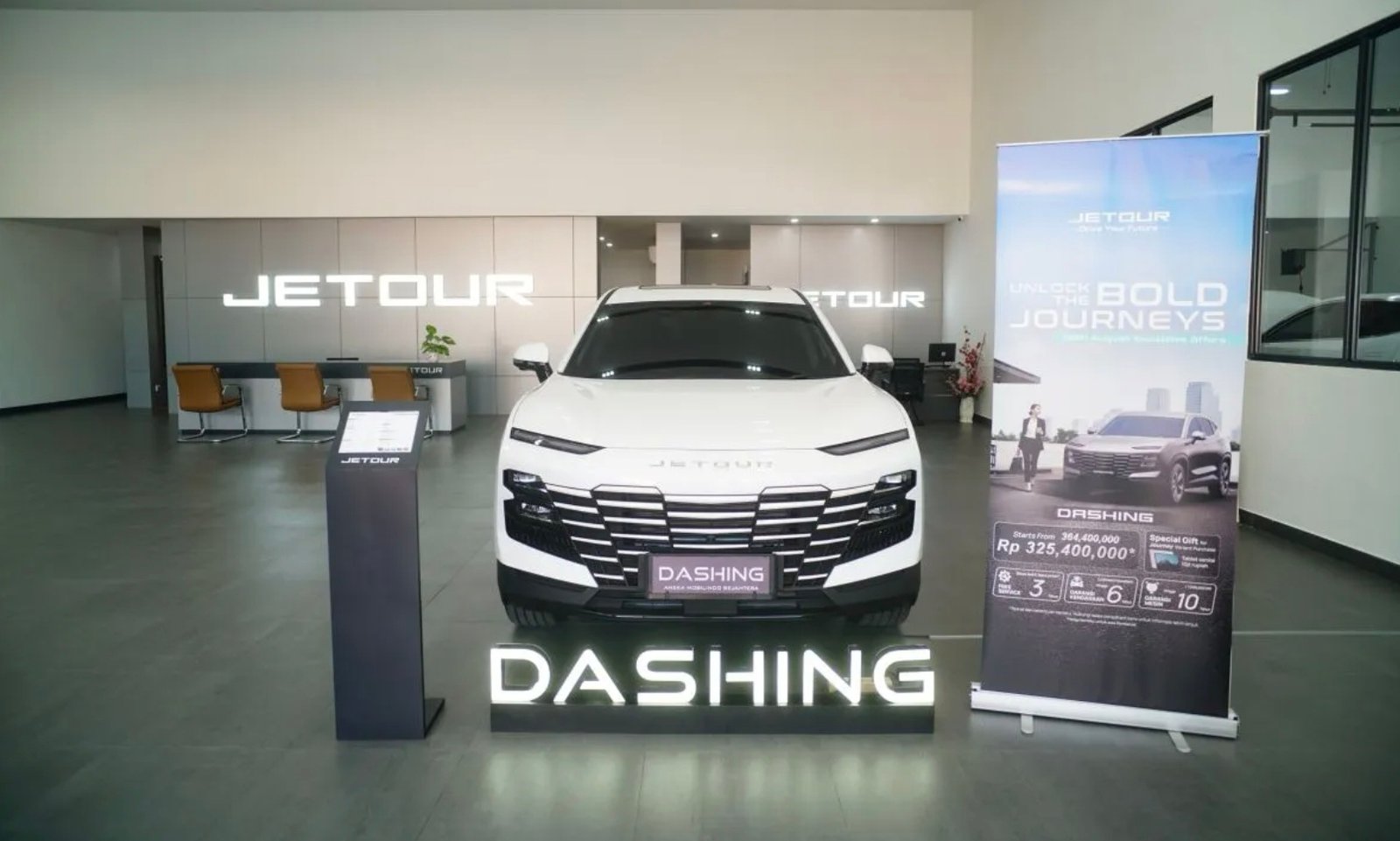 Produk sport utility vehicle (SUV) Jetour Dashing di salah satu jaringan diler Jetour Indonesia. Foto: ANTARA/HO-Jetour