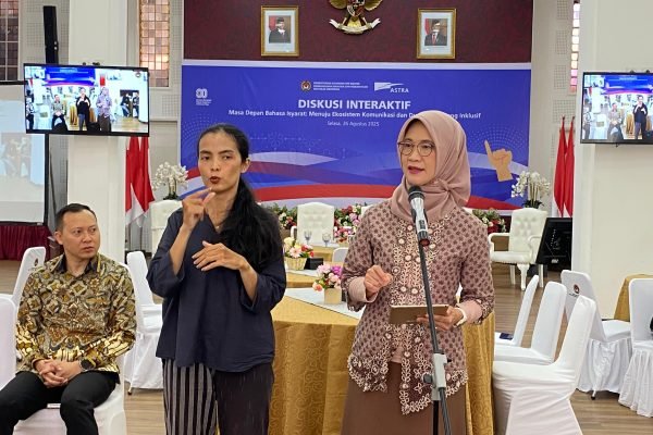 Deputi Bidang Koordinasi Peningkatan Kualitas Keluarga dan Kependudukan Kemenko PMK, Woro Srihastuti Sul dalam acara Pelatihan Bahasa Isyarat di Kemenko PMK/Foto : Dok Fifi Abdurahman