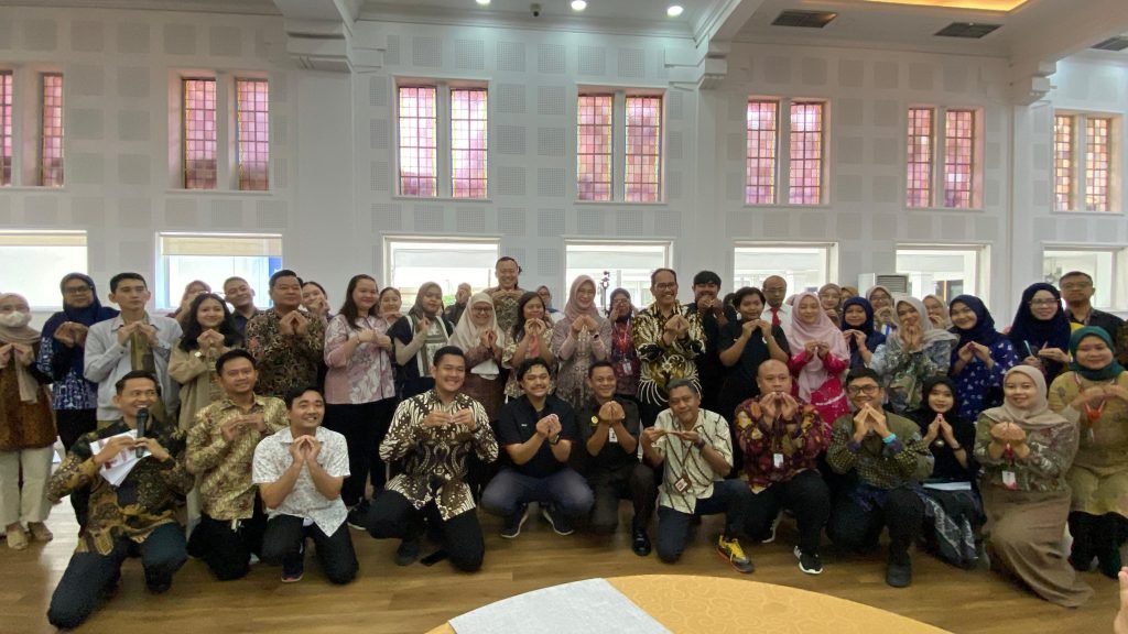 Deputi Bidang Koordinasi Peningkatan Kualitas Keluarga dan Kependudukan Kemenko PMK, Woro Srihastuti Sul dan peserta Pelatihan Bahasa Isyarat di Kemenko PMK/Foto : Dok Fifi Abdurahman