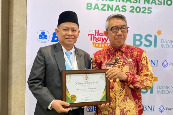 Bupati Kutai Timur, Ardiansyah Sulaiman (Baju Batik) dan pejabat BAZNAS usai terima penghargaan BAZNAS Award 2025 dalam kategori Digitalisasi Zakat/Foto : Dok Fifi Abdurahman