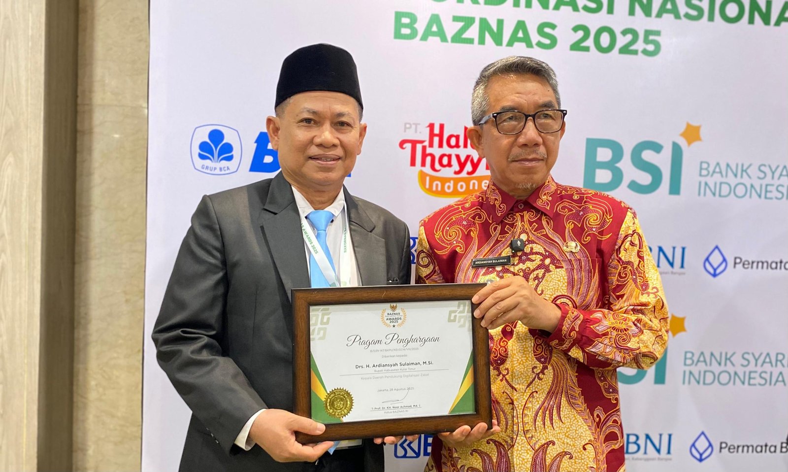Bupati Kutai Timur, Ardiansyah Sulaiman (Baju Batik) dan pejabat BAZNAS usai terima penghargaan BAZNAS Award 2025 dalam kategori Digitalisasi Zakat/Foto : Dok Fifi Abdurahman