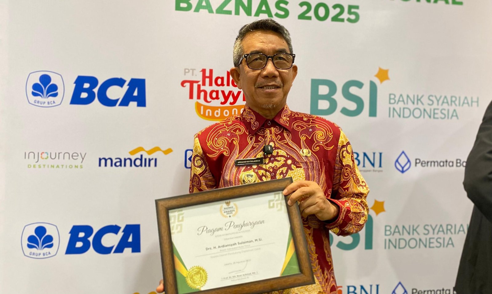 Bupati Kutai Timur, Ardiansyah Sulaiman usai terima penghargaan BAZNAS Award 2025 dalam kategori Digitalisasi Zakat/Foto : Dok Fifi Abdurahman