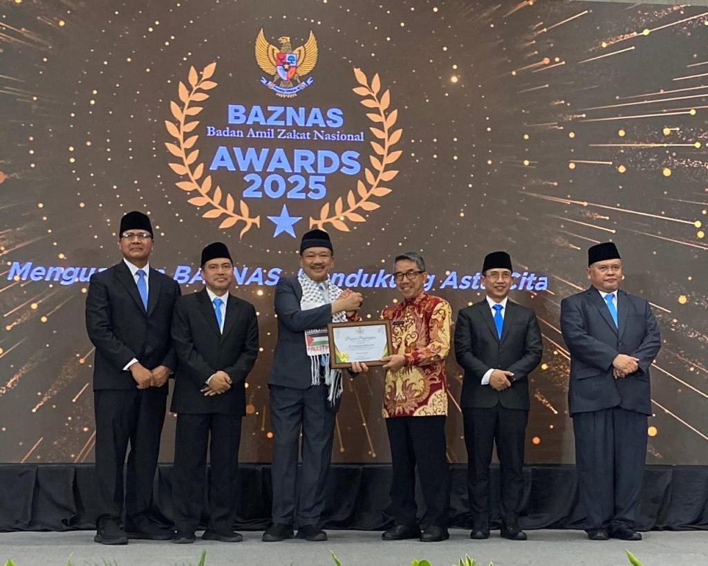 Bupati Kutai Timur, Ardiansyah Sulaiman saat terima penghargaan BAZNAS Award 2025 dalam kategori Digitalisasi Zakat/Foto : Dok Fifi Abdurahman