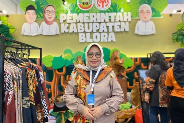 Istri Bupati Blora sekaligus Ketua Tim Penggerak PKK Kabupaten Blora Masa Bakti 2025–2030, Ainia Sholichah mengenakan batik modern Blora/Foto : Dok Fifi Abdurahman