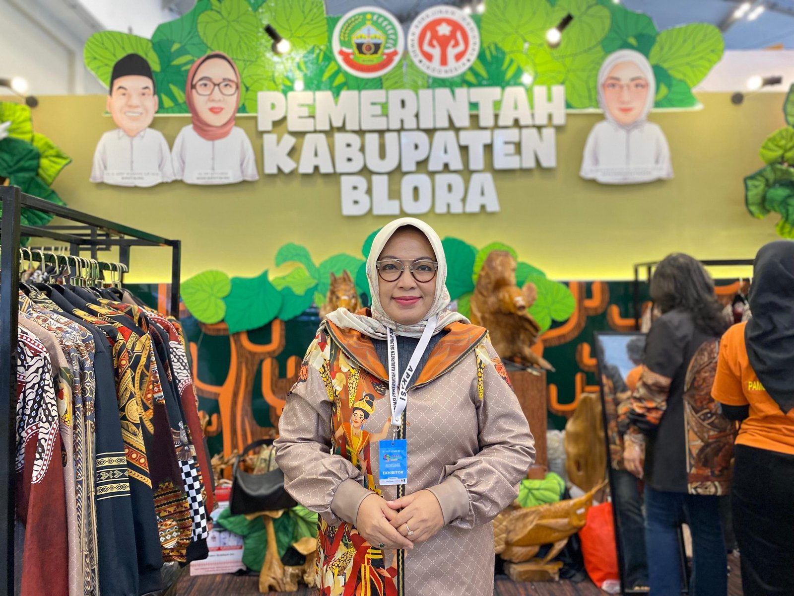 Istri Bupati Blora sekaligus Ketua Tim Penggerak PKK Kabupaten Blora Masa Bakti 2025–2030, Ainia Sholichah mengenakan batik modern Blora/Foto : Dok Fifi Abdurahman