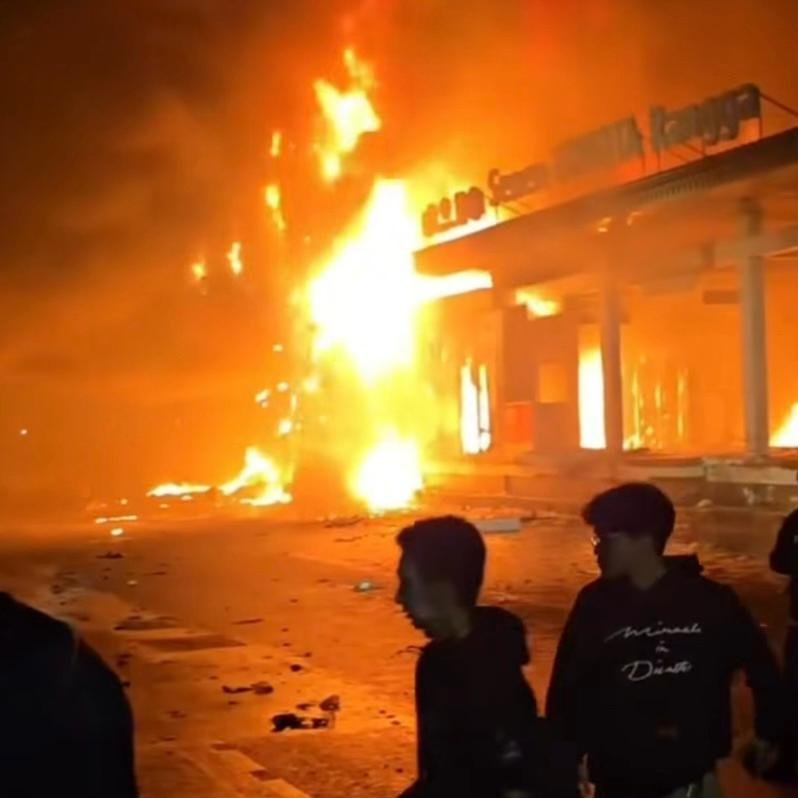 Halte TransJakarta Senen Toyota Rangga, Jakarta Pusat,,dibakar massa/Foto : Dok Istimewa