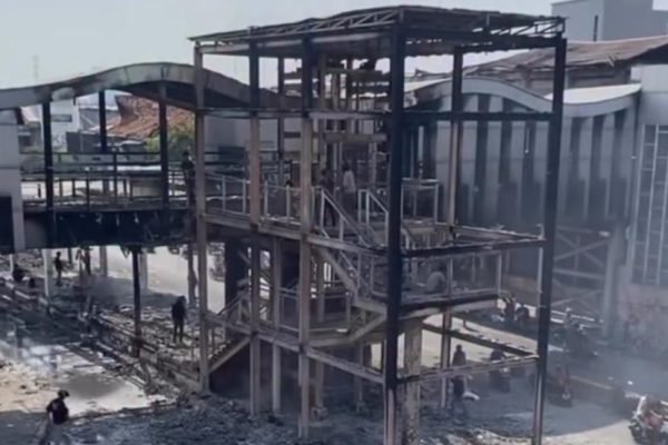 Kondisi Halte Sentral Senen usai dibakar oknum tidak bertanggungjawab/Foto : Dok Istimewa