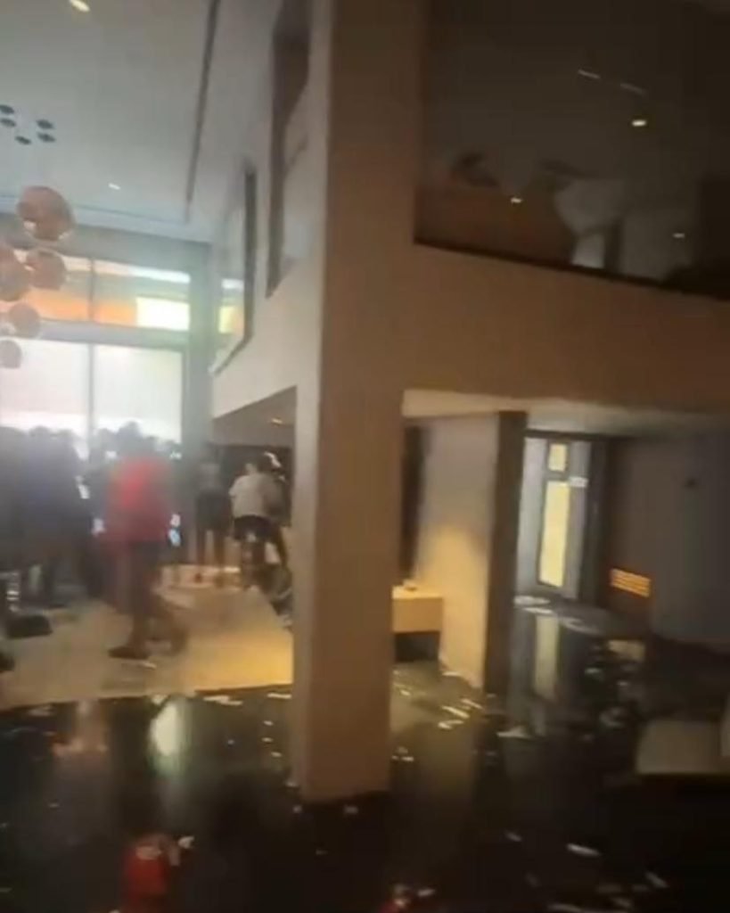 Momen massa aksi geruduk rumah Ahmad Sahroni dari Fraksi NasDem/Foto : Istimewa