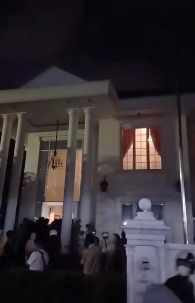 Momen massa aksi geruduk rumah Surya Utama alias Uya Kuya dari Fraksi PAN/Foto : Dok Istimewa