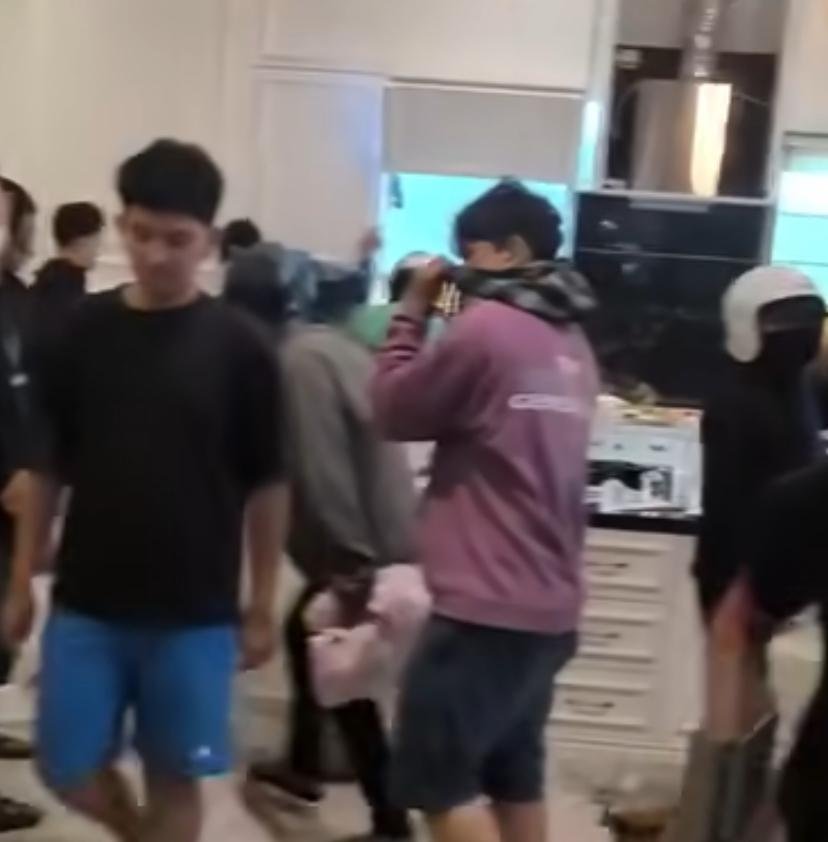Momen massa aksi geruduk rumah Hendro Purnomo alias Eko Patrio dari Fraksi PAN/Foto : Istimewa