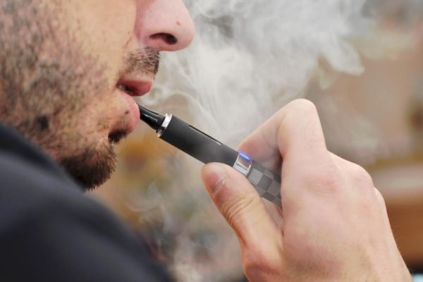 Ilustrasi pria yang sedang vaping (merokok vape) / Foto : Dok. iStock