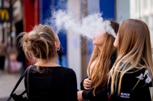 Ilustrasi pengguna vape atau rokok elektrik yang kini semakin banyak di dunia/Foto : iStock