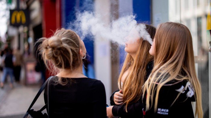 Ilustrasi pengguna vape atau rokok elektrik yang kini semakin banyak di dunia/Foto : iStock