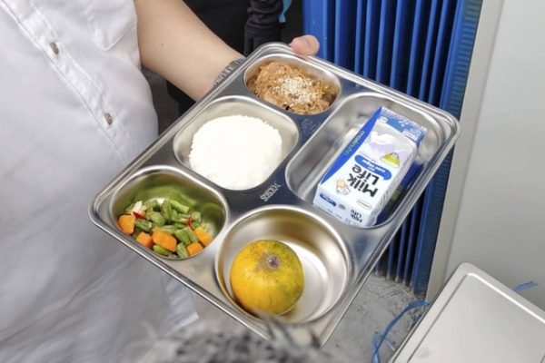 Gambaran penyediaan makan bergizi gratis (mbg) di sekolah-sekolah, dengan nampan besi/Foto : Dok. Sekretariat Negara