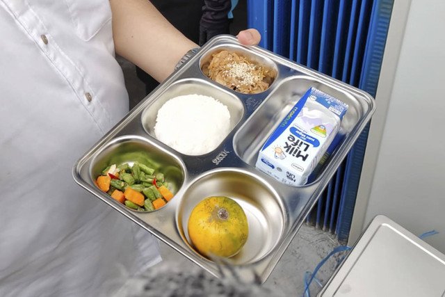 Gambaran penyediaan makan bergizi gratis (mbg) di sekolah-sekolah, dengan nampan besi/Foto : Dok. Sekretariat Negara