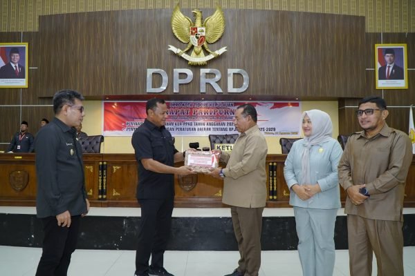 Penyerahan Dokumen Ranperda tentang RPJMD Kota Tidore Kepulauan Tahun 2025-2029 oleh Wali Kota Tidore Kepulauan Muhammad Sinen kepada Ketua DPRD Kota Tidore Kepulauan H. Ade Kama, Senin (11/8). Foto: Nhanu Tosofu.