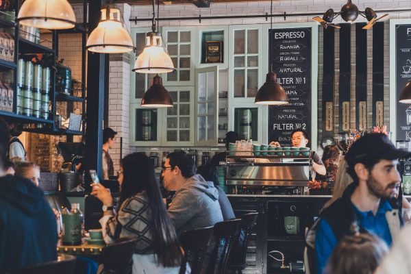 Pemilik restoran dan kafe di Indonesia kini 'ogah' putar musik komersial, demi hindari bayar royalti/Foto : Ilustrasi (Unsplash)