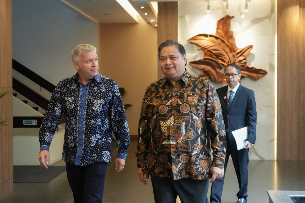 Menko Bidang Perekonomian Airlangga Hartarto (kanan), bersama Duta Besar Kanada untuk Indonesia dan Timor Leste, Jess Dutton (kiri), pada pertemuan Selasa (19/8) kemarin/Foto : Dok. Humas Kemenko Bidang Perekonomian