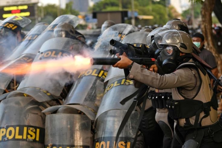 Penembakan gas air mata. Foto: (Dok/Pinterest)