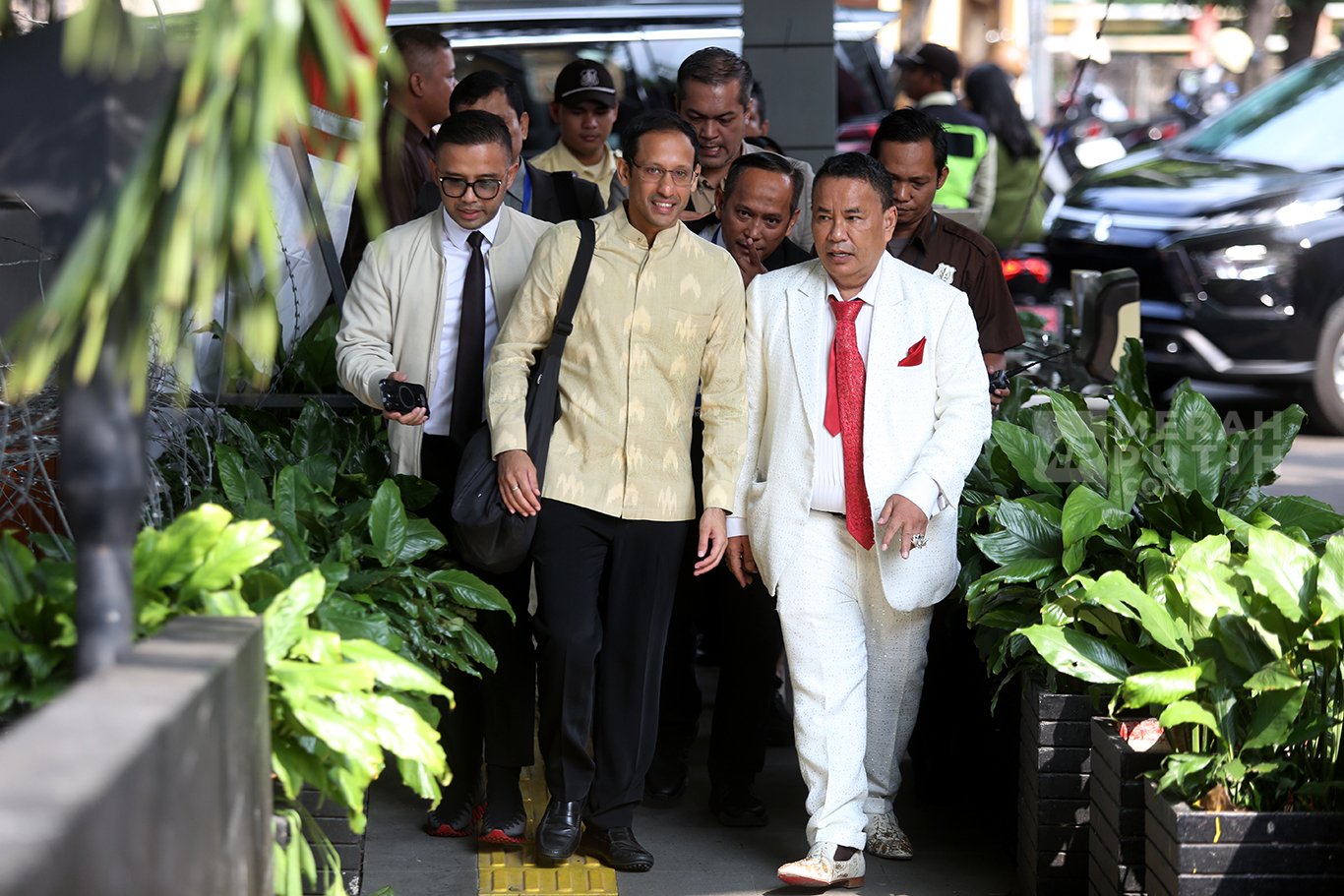 Nadiem Makarim bersama kuasa hukumnya, Hotman Paris Hutapea/Foto : Dok. MerahPutih