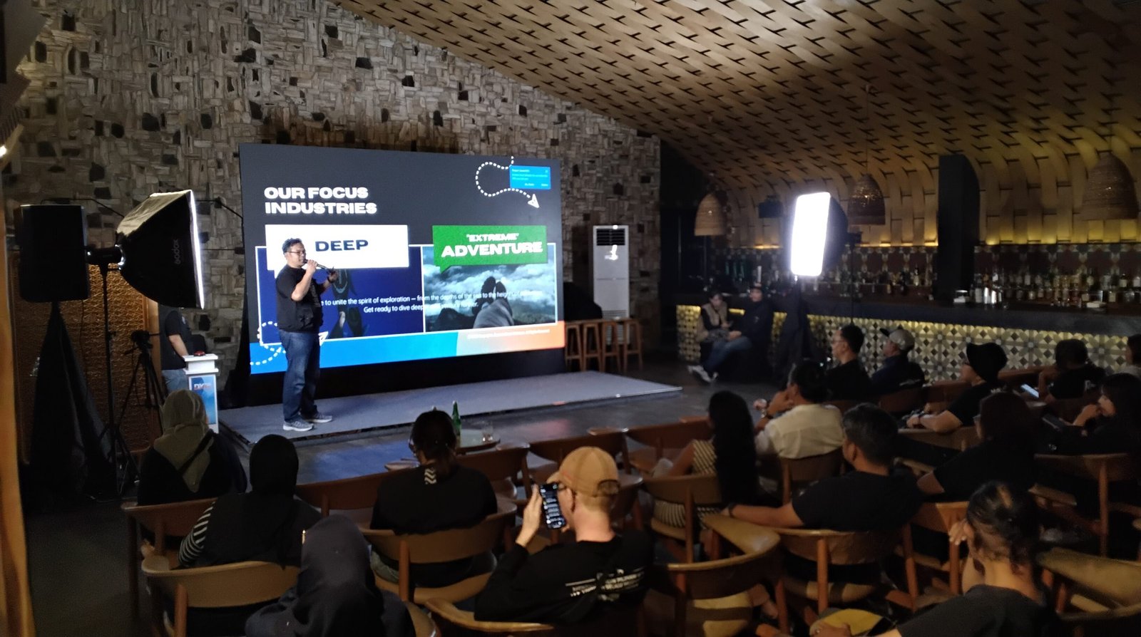 Irfan menjelaskan DXI 2026, kepada para tamu undangan dan wartawan. Foto: GPriority/Rizqi Juned