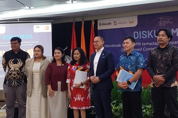 Para narasumber di diskusi media bertajuk, "Mendesak Peran DPR Atas Ketimpangan Kebijakan Nationally Determined Contribution Di Pusat Dan Daerah", Selasa (23/9) di Unika Atma Jaya, Jakarta/Foto : GP Nindy