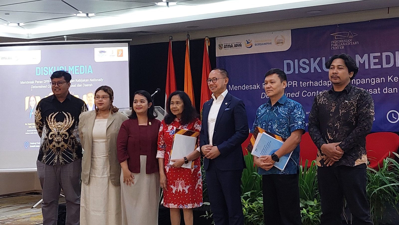 Para narasumber di diskusi media bertajuk, "Mendesak Peran DPR Atas Ketimpangan Kebijakan Nationally Determined Contribution Di Pusat Dan Daerah", Selasa (23/9) di Unika Atma Jaya, Jakarta/Foto : GP Nindy