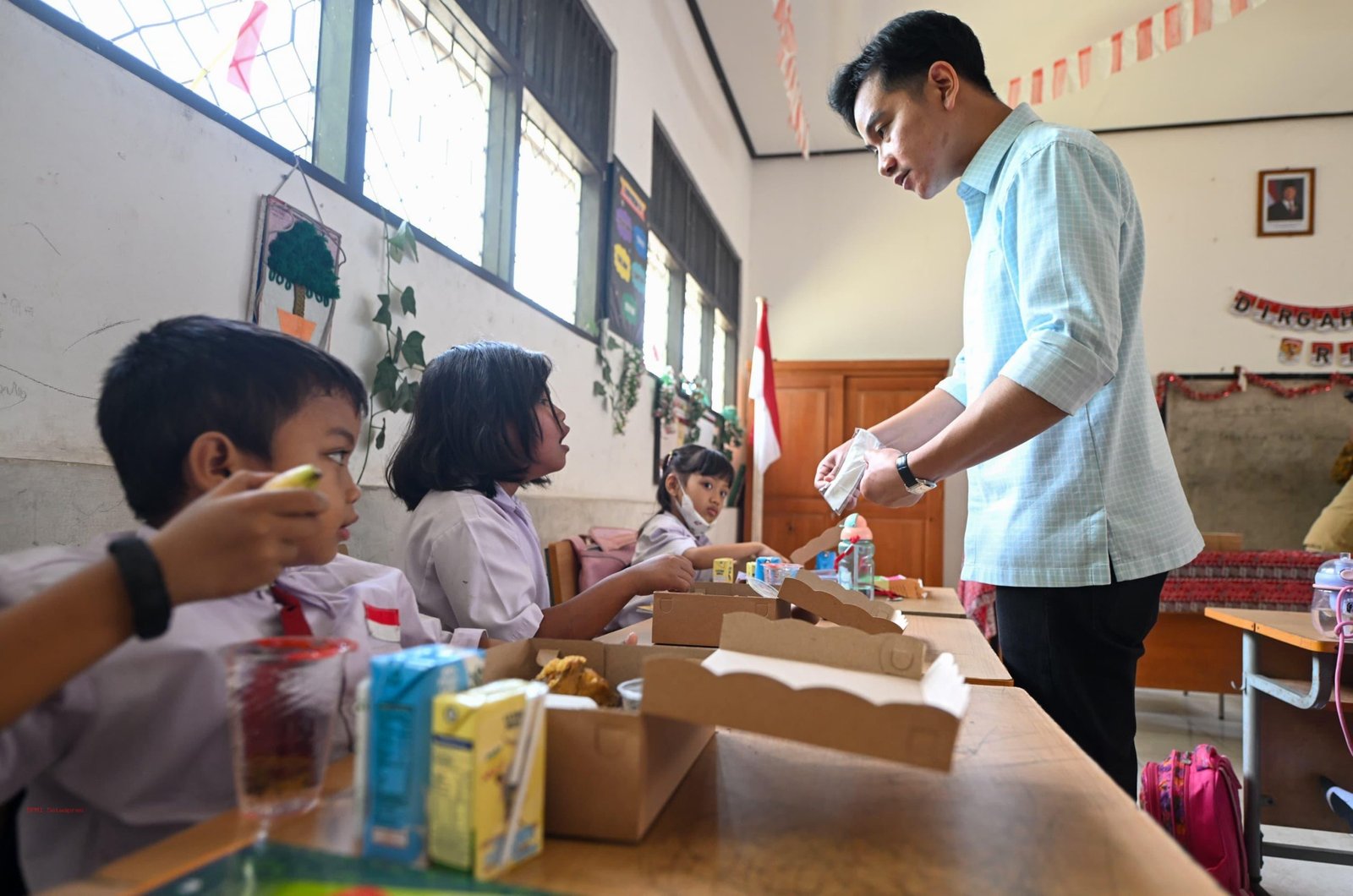 Wapres Gibran saat meninjau penyaluran MBG di salah satu sekolah/Foto : Dok. Sekretariat Presiden
