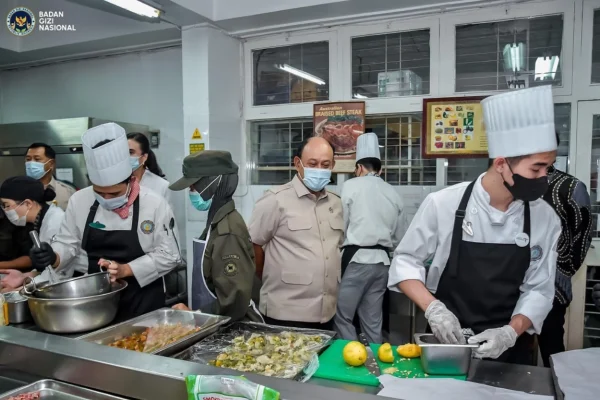 Kepala Badan Gizi Nasional (BGN), Dadan Hindayana, saat meninjau salah satu dapur MBG/Foto : Dok. Instagram @badangizinasional.ri