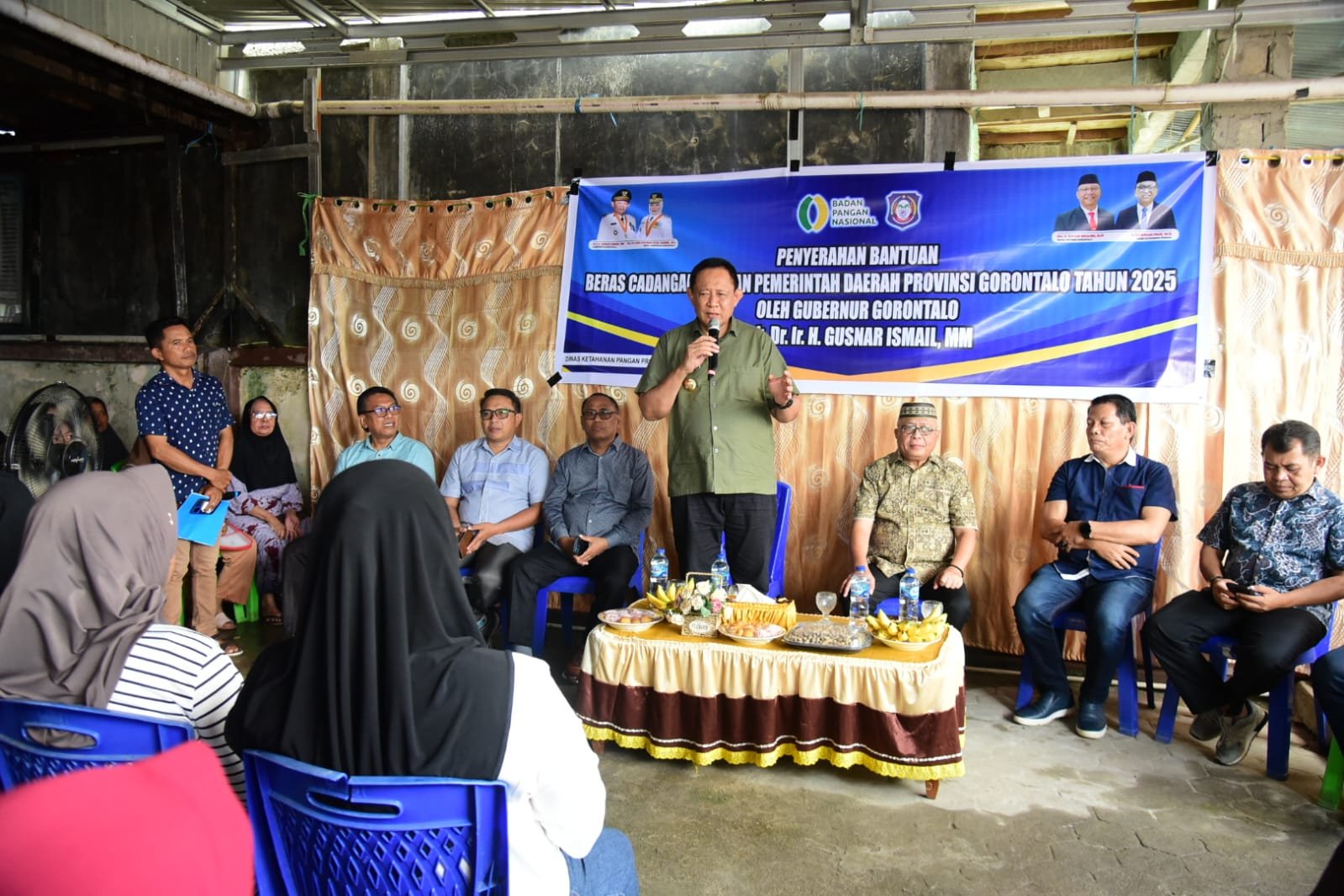 Gubernur Gorontalo, Gusnar Ismail, saat menyerahkan secara simbolis bantuan Cadangan Pangan Pemerintah (CPP) kepada keluarga penerima manfaat (KPM) di Desa Dumati, Kecamatan Telaga Biru, Kabupaten Gorontalo, Sabtu (6/9). Foto: MC.Gorontalo