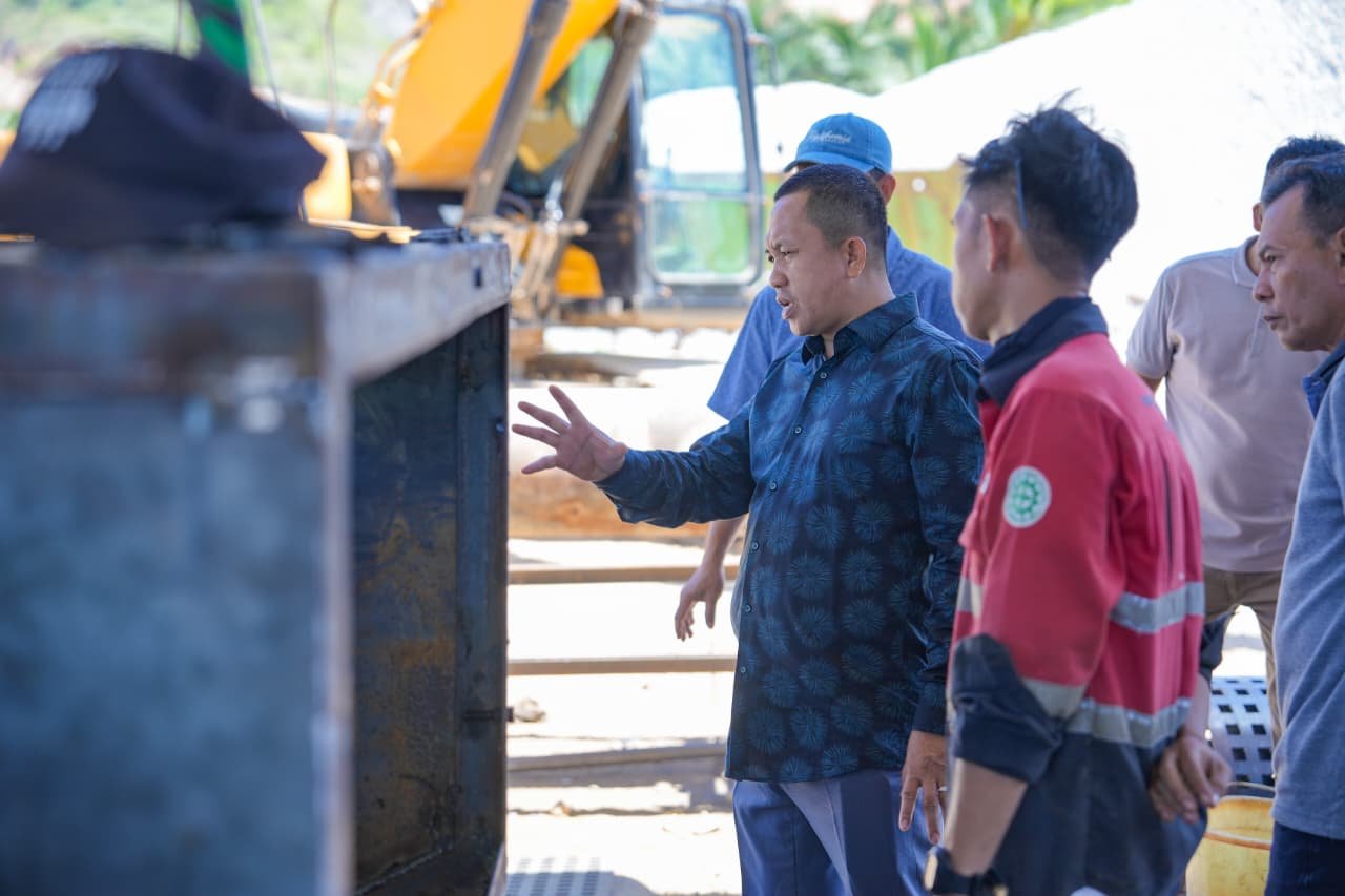 Bupati Morowali Iksan Baharudin Abdul Rauf saat meninjau mesin pengolah sampah di Morowali. Foto: MC Kabupaten Morowali