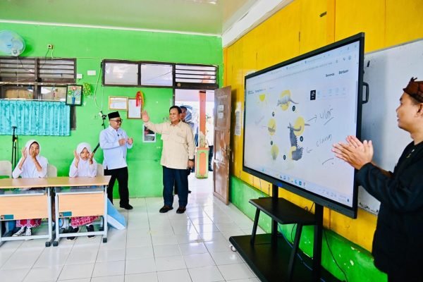 Presiden Prabowo bersama Mendikdasmen Abdul Mu'ti saat meninjau salah satu sekolah yang sudah menggunakan teknologi Smart TV/Foto : Biro Setpres