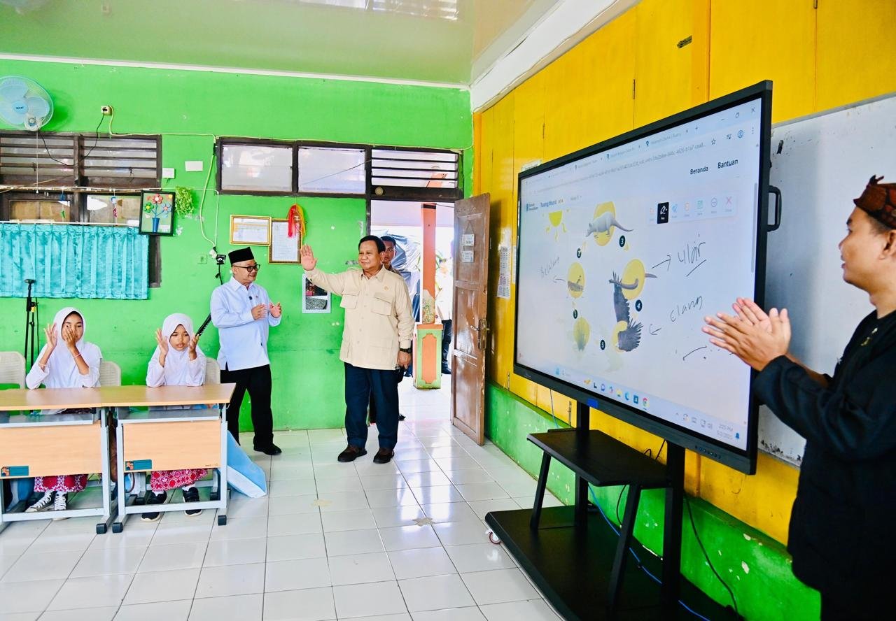 Presiden Prabowo bersama Mendikdasmen Abdul Mu'ti saat meninjau salah satu sekolah yang sudah menggunakan teknologi Smart TV/Foto : Biro Setpres