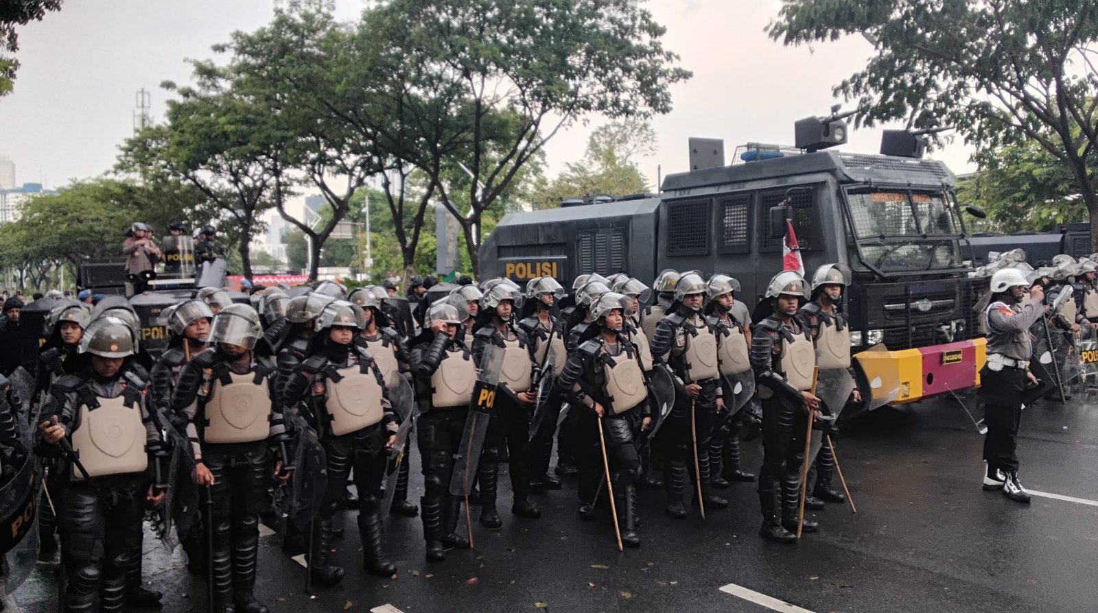 Sabhara Polri sedang bersiap. Foto:[(GPriority/Rizqi Juned)