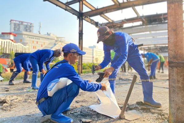 Petugas kebersihan sedang membersihkan Halte Senen, Jakarta Pusat/Foto : Dok Fifi Abdurahman