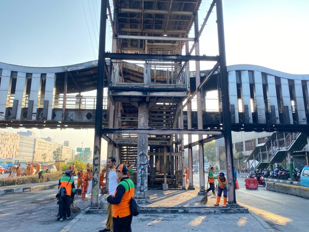 Halte busway Senen yang terbakar/Foto : Dok Fifi Abdurahman