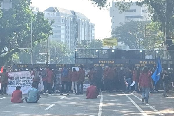 Mahasiswa UBK (Universitas Bung Karno) melakukan orasi meminta Kapolri Jenderal Listyo Sigit Prabowo diberhentikan/Foto : Dok. GPriority (Nindya Farhah Azzahrah)