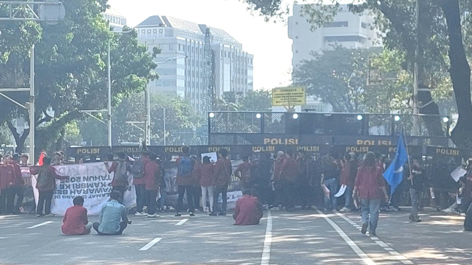 Mahasiswa UBK (Universitas Bung Karno) melakukan orasi meminta Kapolri Jenderal Listyo Sigit Prabowo diberhentikan/Foto : Dok. GPriority (Nindya Farhah Azzahrah)