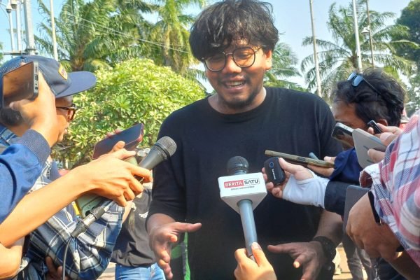 Konten kreator, Ferry Irwandi saat ditemui di Gedung DPR, Senayan, Jakarta, Senin (1/9). Foto: GPriority/Dimas A Putra