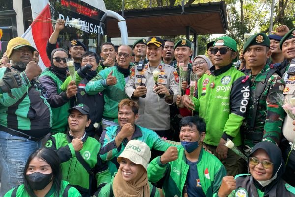 Kapolsek Metro Gambir, Jakarta Pusat, Kompol Rezeki R. Respati dan para ojol di aksi damai/Foto : Dok Rizky