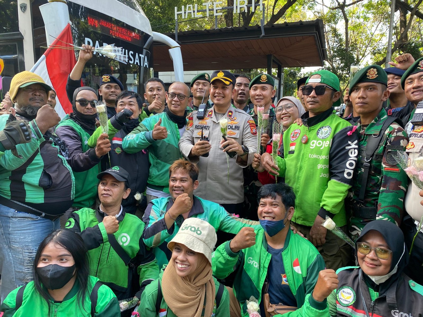 Kapolsek Metro Gambir, Jakarta Pusat, Kompol Rezeki R. Respati dan para ojol di aksi damai/Foto : Dok Rizky