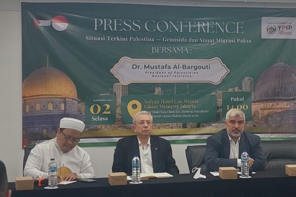 Dr. Mustafa Al-Bargouti (tengah) selaku President of Palestinian National Inisiative, melaporkan kondisi konflik Israel-Palestina terkini saat menyambangi Jakarta pada Selasa (2/9)/Foto : GPriority (Nindya Farhah Azzahrah)