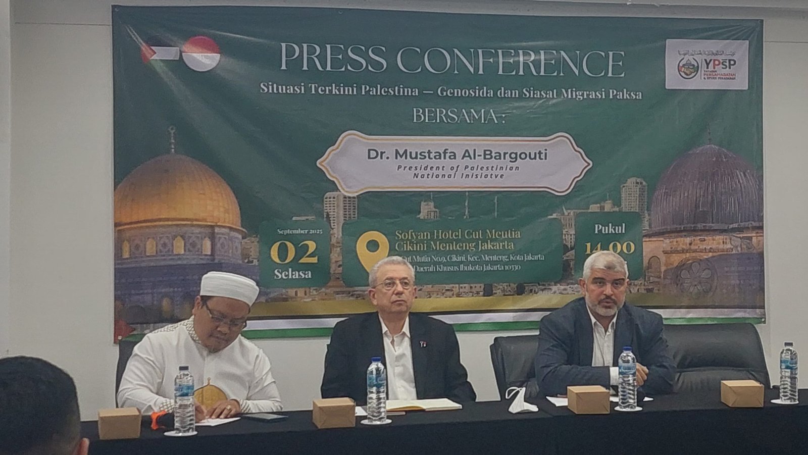 Dr. Mustafa Al-Bargouti (tengah) selaku President of Palestinian National Inisiative, melaporkan kondisi konflik Israel-Palestina terkini saat menyambangi Jakarta pada Selasa (2/9)/Foto : GPriority (Nindya Farhah Azzahrah)
