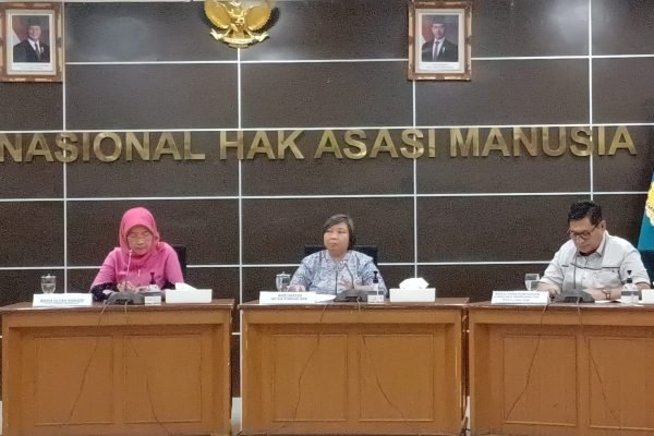 Komnas HAM Anis Hidayah dalam konferensi pers bersama enam Lembaga Nasional Hak Asasi Manusia (LNHAM) di Kantor Komnas HAM, Jakarta pada Selasa (2/9). Foto: GPriority/Dimas A Putra