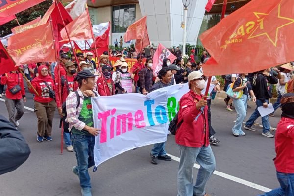 Aksi unjuk rasa oleh buruh. Foto: (GPriority/Rizqi Juned)