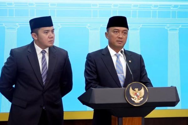 Mensesneg Prasetyo Hadi dan Seskab Teddy Indra Wijaya/Foto Tangkapan Layar YouTube Kementerian Sekretariat Negara