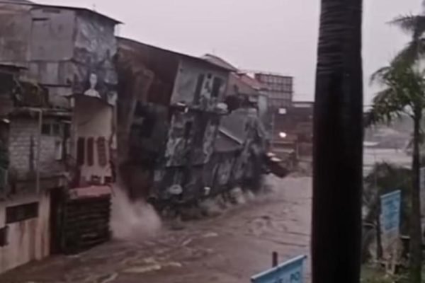 Bangunan ambruk saat banjir di Denpasar Bali/Foto Istimewa
