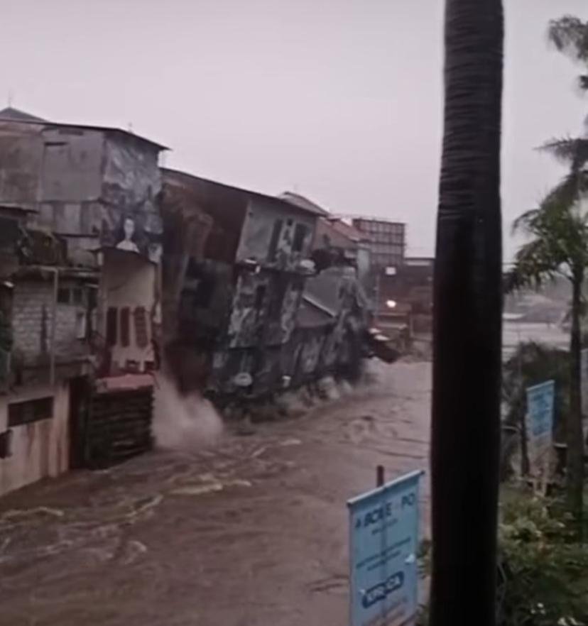 Bangunan ambruk saat banjir di Denpasar Bali/Foto Istimewa